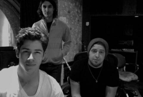 Jonas Brothers: nueva foto de Nick en el estudio de grabación