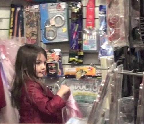 Suri Cruise elige su traje para el carnaval