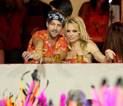 Pamela Anderson disfruta Carnaval de Río con nuevo novio