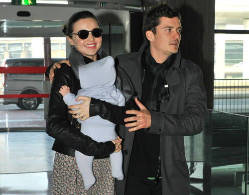 Orlando Bloom y Miranda Kerr junto a su hijo en París