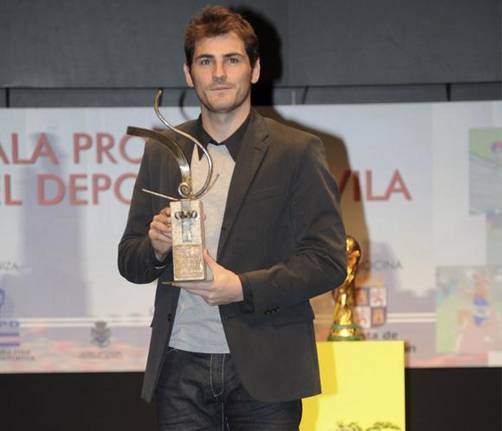 Iker Casillas premiado y sin Sara Carbonero