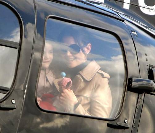 Kate Holmes y Suri Cruise sorprenden con nuevo medio de transporte
