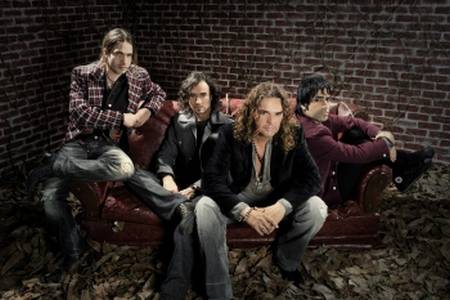 Maná envía mensaje de esperanza con 'Lluvia al corazón'