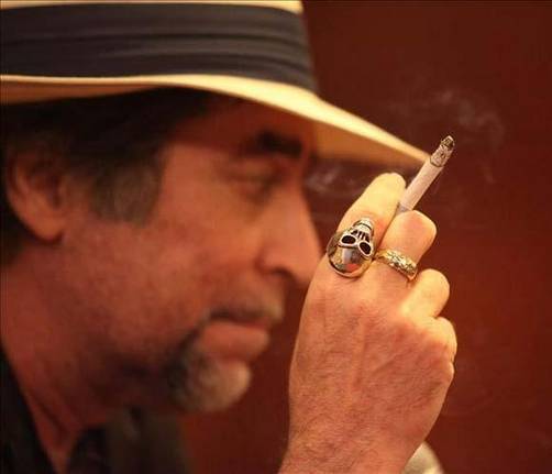 Joaquín Sabina fuma cigarrillo y multan a Hotel