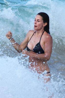 Courtney Cox casi pierde el traje de baño por culpa de una ola