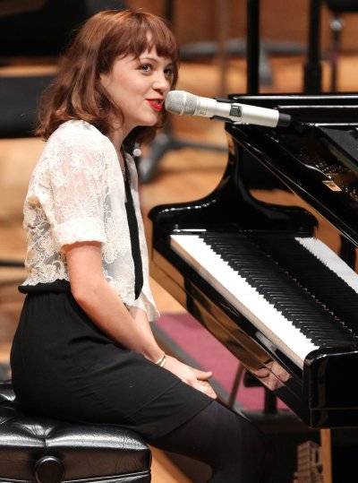 Natalia Lafourcade cantó por Japón