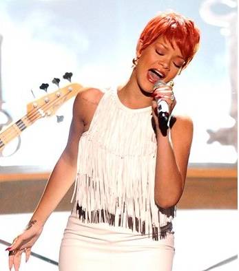 Rihanna sorprende con nuevo look