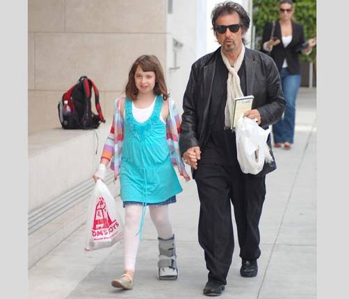 Al Pacino pasea con su hija accidentada