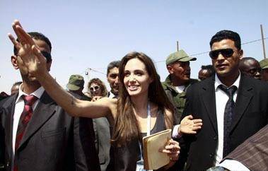 Angelina Jolie pide ayuda para Libia