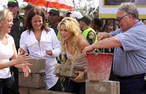 Shakira en Cartagena con ladrillo en mano