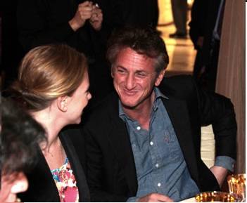 Sean Penn y Scarlett Johannson se conquistan con la mirada