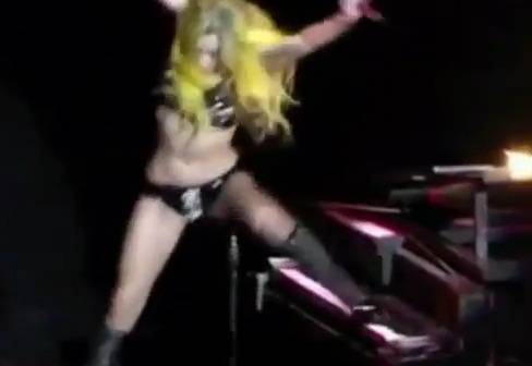 Lady Gaga cae del escenario