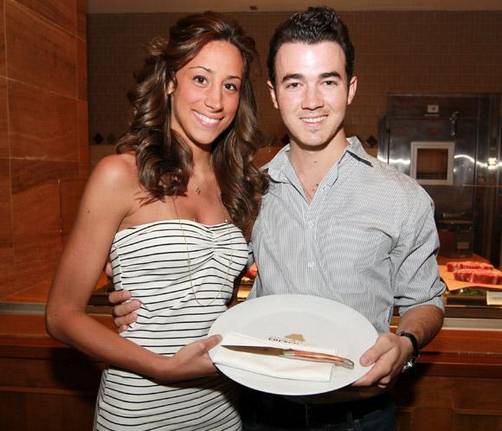 Kevin Jonas y Danielle Deleasa de cena en Hollywood