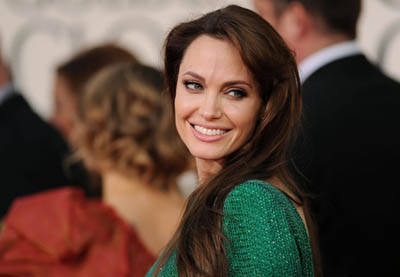 Angelina Jolie diseñadas joyas y las subasta