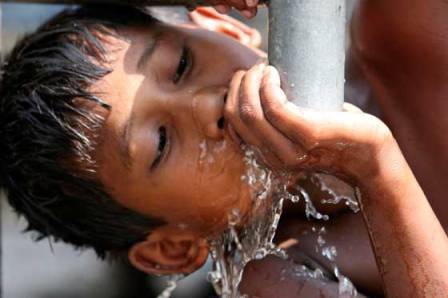 El agua es un derecho humano fundamental y los gobiernos deben garantizar su acceso