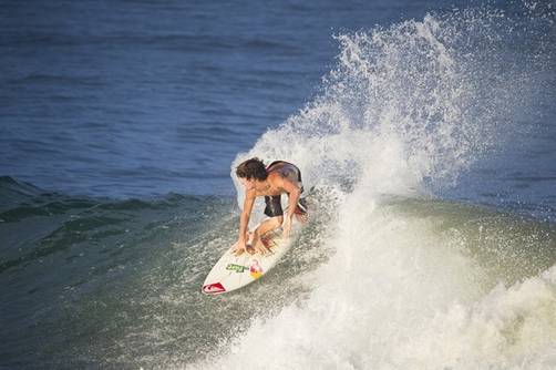 Cristóbal de Col continúa sólido en el Mundial de Surf