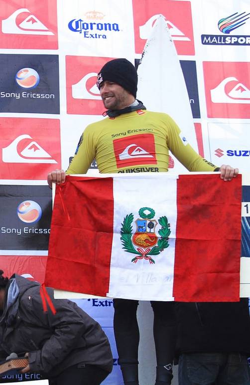Gabriel Villarán corre olas monstruosas en Chile