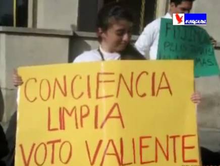 Peruanos manifiestan contra candidatura de Keiko Fujimori en Francia