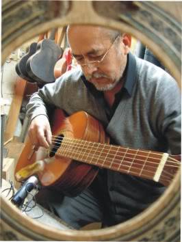 Germán Falcón Rodriguez, inventor de la guitarra cromática peruana, es víctima de una penosa enfermedad de pronóstico reservado
