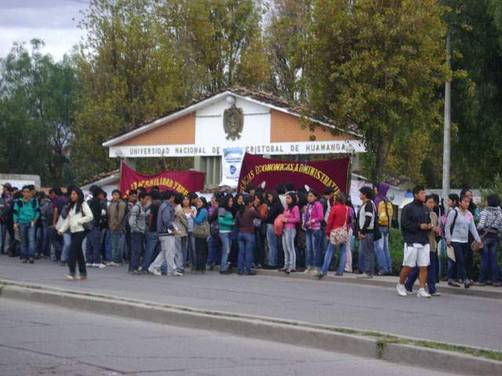 Estudiantes de la UNSCH continúan con las movilizaciones