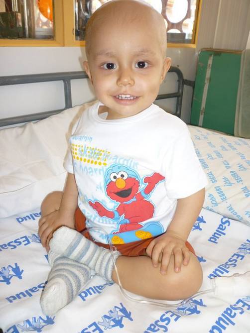 Sergio tiene leucemia y hay que salvar su vida. En el Perú la burocracia lo abandonó