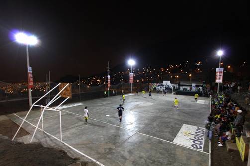 Edelnor iluminó losa deportiva Tahuantinsuyo en Comas