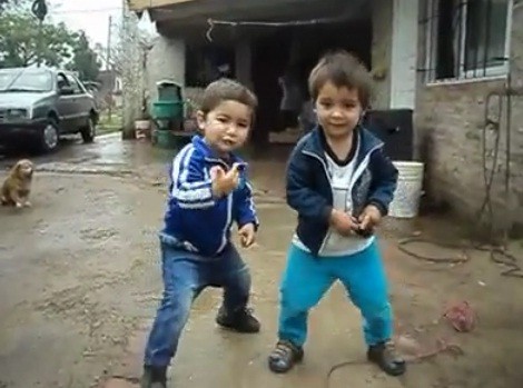 Graciosos niños bailando 'Tirate un paso'