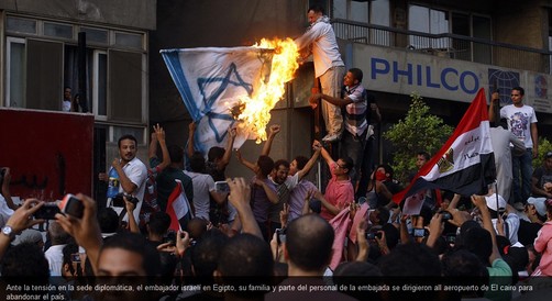 Egipto: manifestantes atacan la embajada israelí y el embajador abandona el país