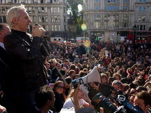 Julian Assange con Los Indignados de Londres