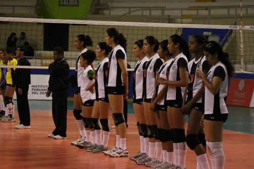 El equipo juvenil de voleybol del Alianza Lima poco antes del partido frente al Túpac Amarú