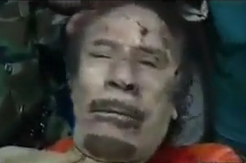 La foto de Kadafi abatido, murió finalmente en su ley