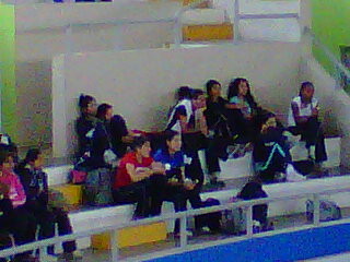 El plantel juvenil de voleybol del Alianza Lima poco antes de su partido frente al Géminis