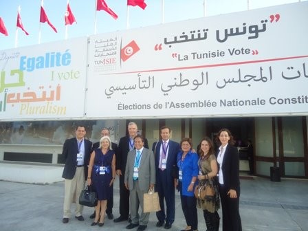 Alejandro Toledo cumpliendo su deber de demócrata en Tunez