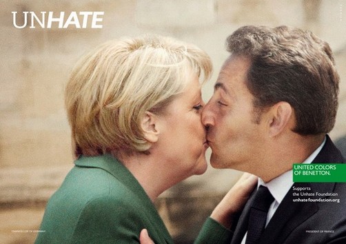 El tierno beso entre Angela Merkel y Nicolás Sarkozy, otra imagen del escándalo