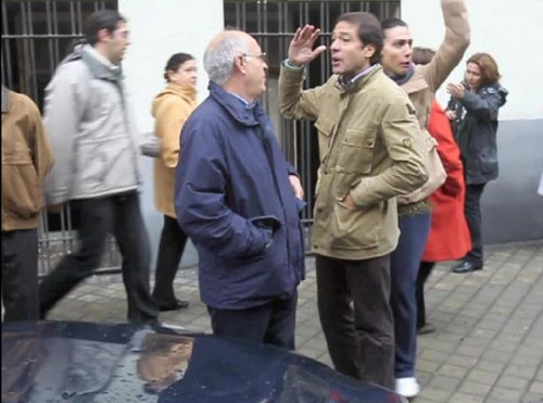 Los que aplauden y abuchean a Rodríguez Zapatero se disputan la calle
