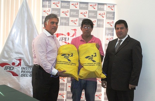 IPD DONÓ KIT DEPORTIVO A LA MUNICIPALIDAD DISTRITAL DE SAQUENA IPD DONÓ KIT DEPORTIVO A LA MUNICIPALIDAD DISTRITAL DE SAQUENA