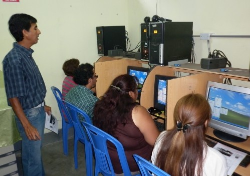 DESARROLLANDO LÍDERES EMPRESARIALES A TRAVES DE LA TECNOLOGÍA DESARROLLANDO LÍDERES EMPRESARIALES A TRAVES DE LA TECNOLOGÍA