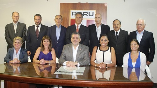 DIRECTIVA DEL COMITÉ OLÍMPICO PERUANO JURAMENTÓ PARA EL PERIODO 2013-2016 DIRECTIVA DEL COMITÉ OLÍMPICO PERUANO JURAMENTÓ PARA EL PERIODO 2013-2016