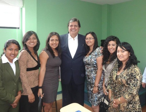 Mujeres líderes juveniles del APRA se reunieron con el presidente Alan García Mujeres líderes juveniles del APRA se reunieron con el presidente Alan García