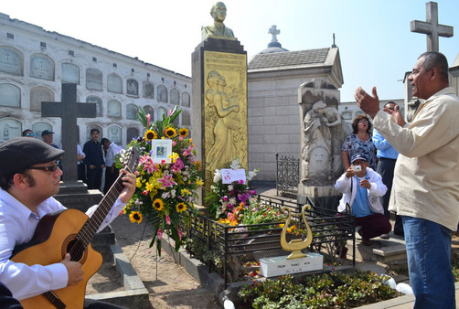ROMERIA EN EL PRESBÍTERO MAESTRO EN HOMENAJE A FELIPE PINGLO ALVAEl dia de ayer nos reunimos algunos amigos criollos para recordar los 80 años de la partida del Bardo inmortal Felipe Pinglo Alva, en r ROMERIA EN EL PRESBÍTERO MAESTRO EN HOMENAJE A FELIPE PINGLO ALVAEl dia de ayer nos reunimos algunos amigos criollos para recordar los 80 años de la partida del Bardo inmortal Felipe Pinglo Alva, en r