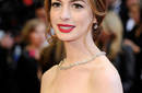 Anne Hathaway ganó 750 mil $ la noche de los Oscar por lucir joyas