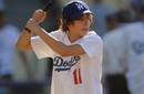 Jake T. Austin y Tom Cruise se tomaron fotos en juego de beisbol