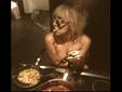 Lady Gaga aparece semidesnuda cocinando en una foto publicada en Twitter