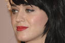 Katy Perry lució acné en Francia