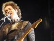 Gustavo Cerati sigue en coma, mientras su madre confía en su recuperación