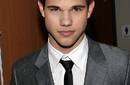 Taylor Lautner es aconsejado por Elisabeth Rohm