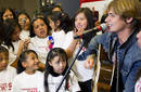 Carlos Baute visita a niños con labio leporino en México