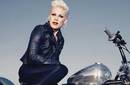 Pink se burla en Twitter de Christina Aguilera