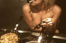 Lady Gaga cocinando casi desnuda en foto de Twitter