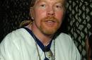 Axl Rose es recibido a botellazos en un concierto en Irlanda